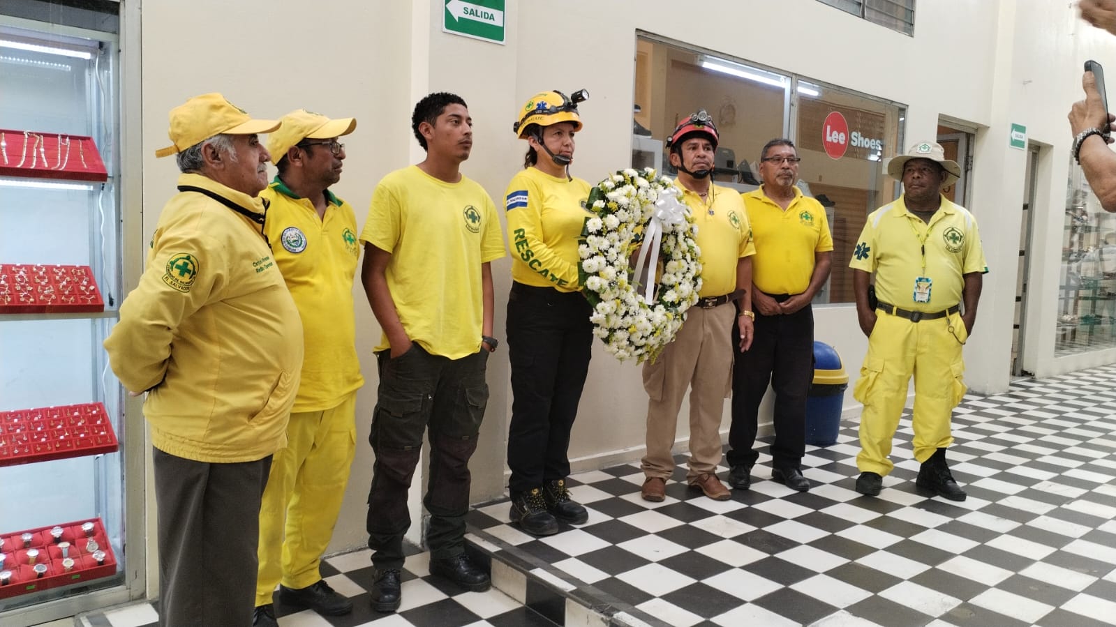 Comandos de Salvamento coloca ofrenda floral en ex edificio Rubén Darío